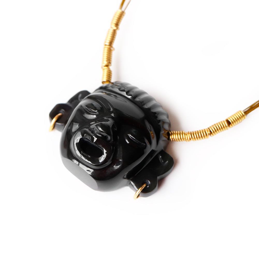 Máscara de obsidiana con aretes