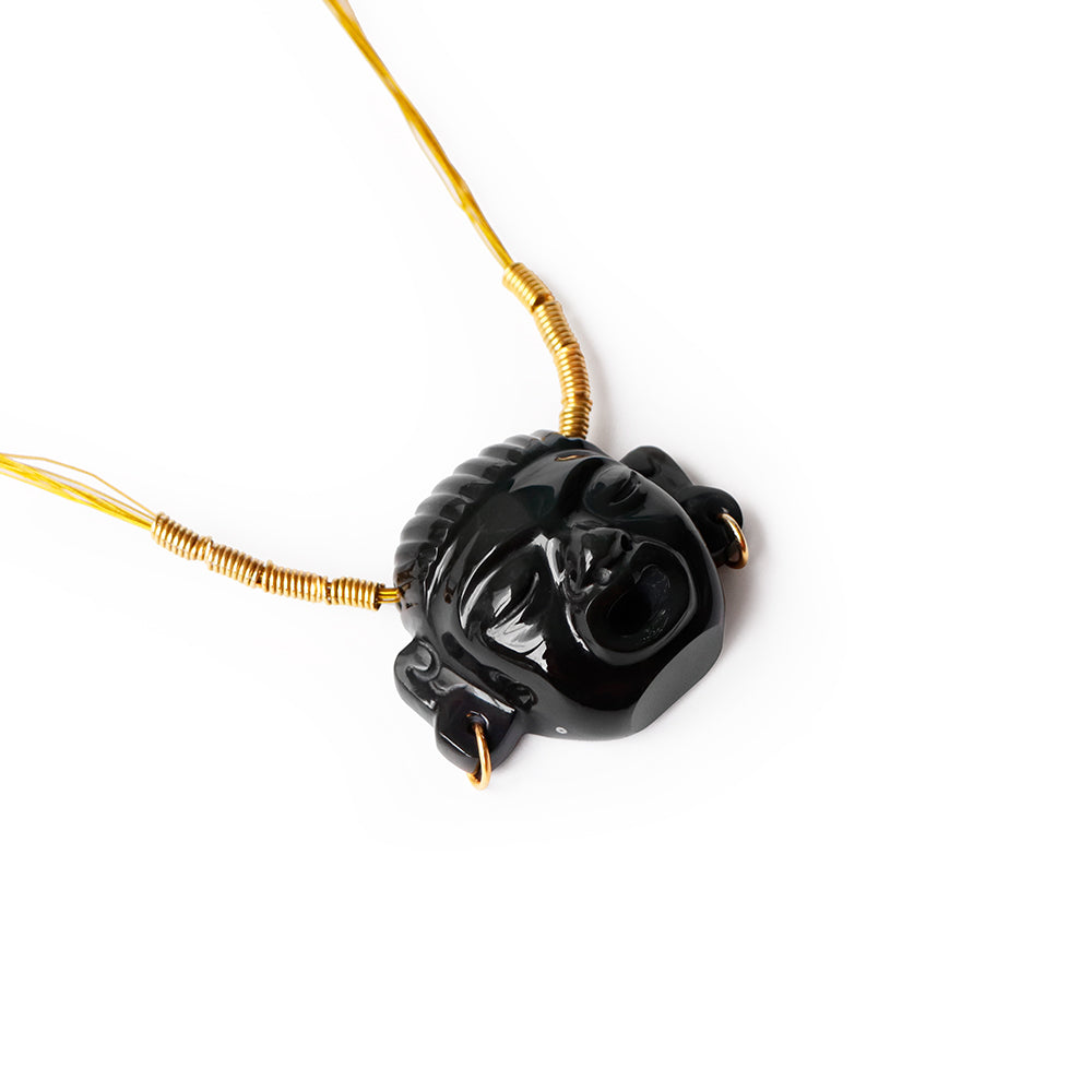 Máscara de obsidiana con aretes