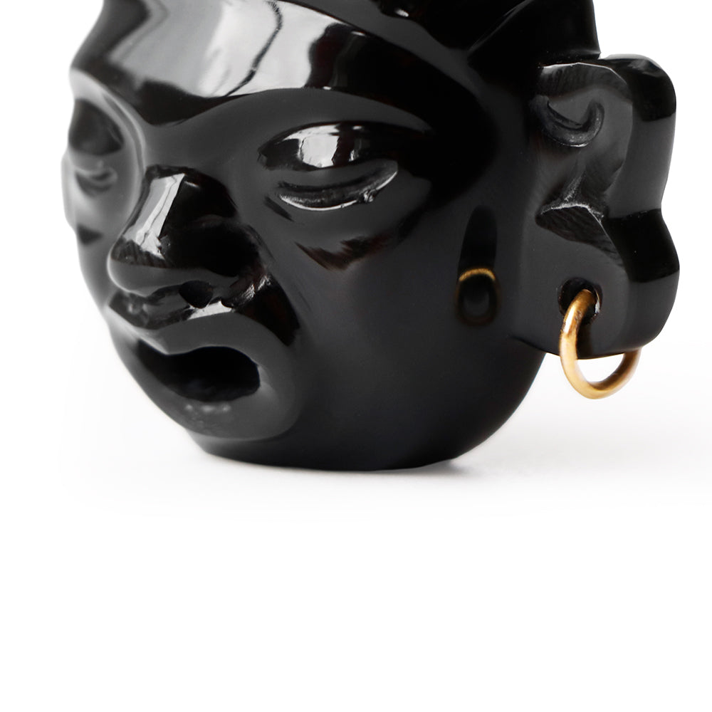 Máscara de obsidiana con aretes