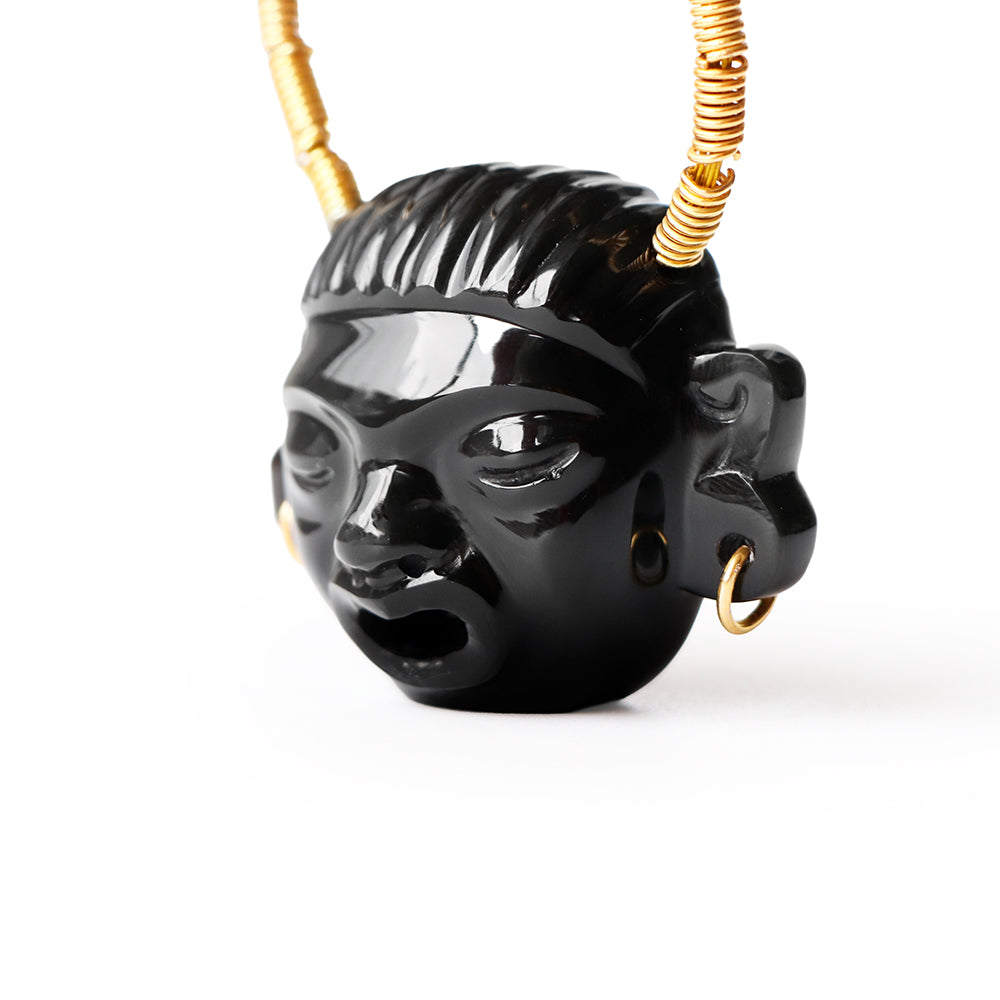 Máscara de obsidiana con aretes