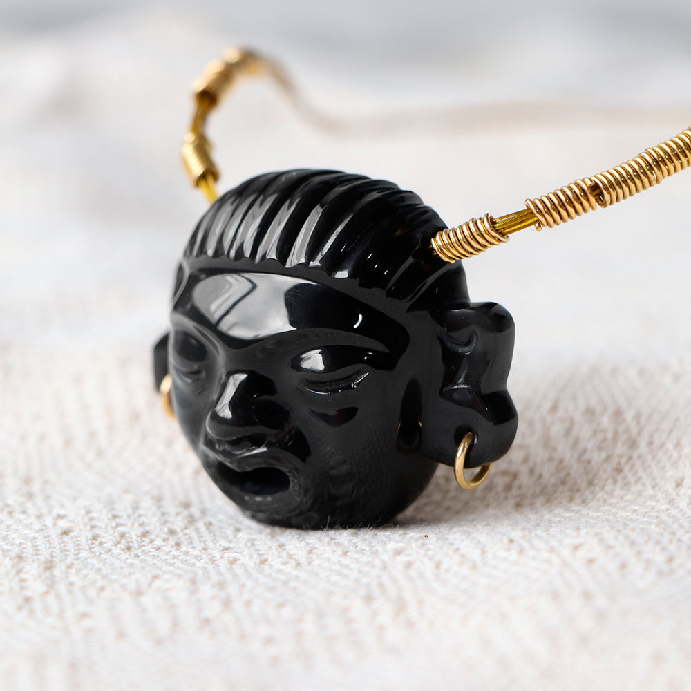 Máscara de obsidiana con aretes