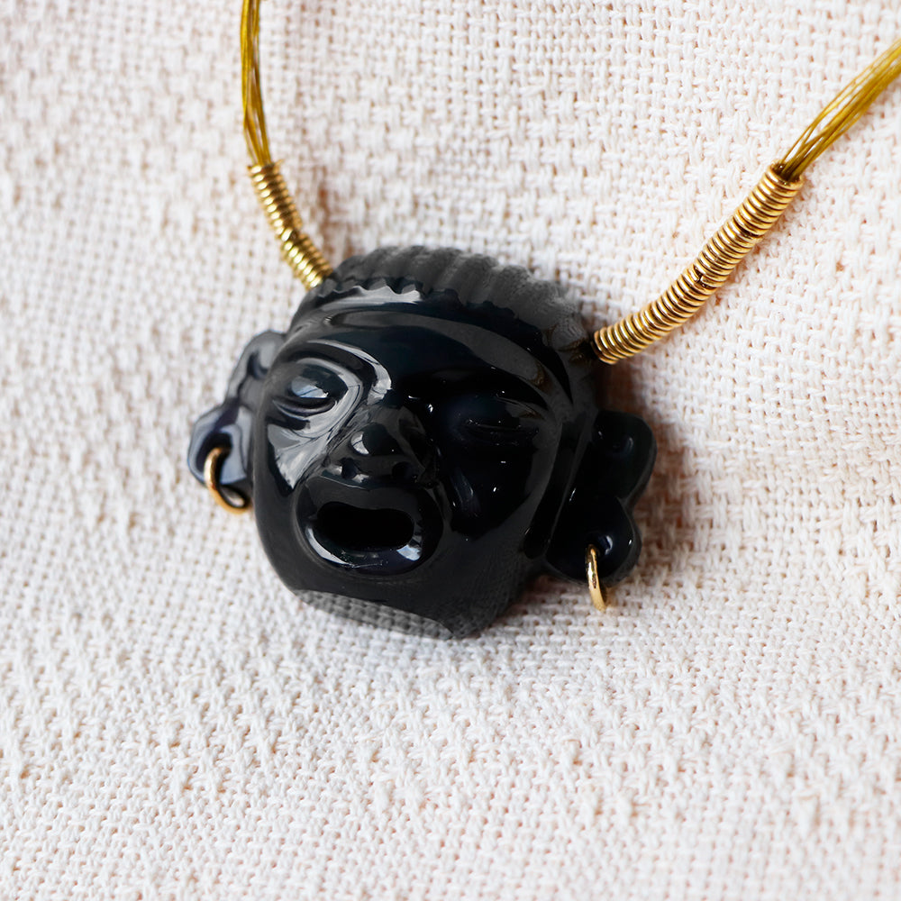 Máscara de obsidiana con aretes