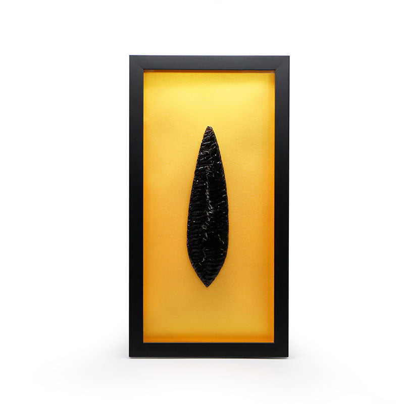 Cuadro grande dorado con punta de obsidiana negra