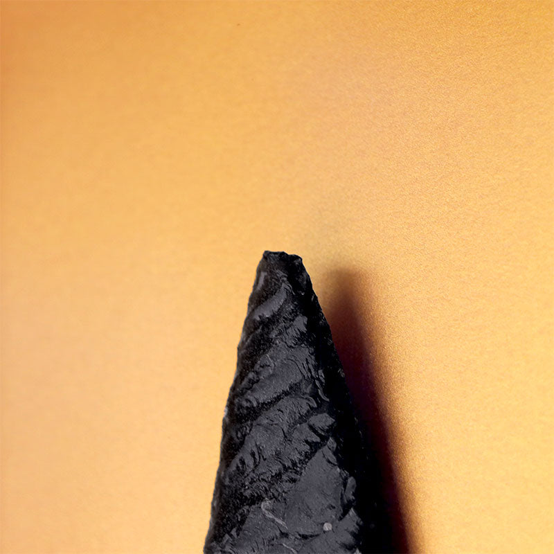 Cuadro grande dorado con punta de obsidiana negra