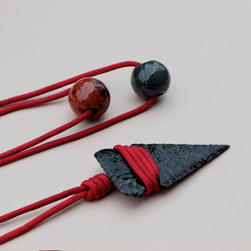 Collar de punta de obsidiana tallada por percusión