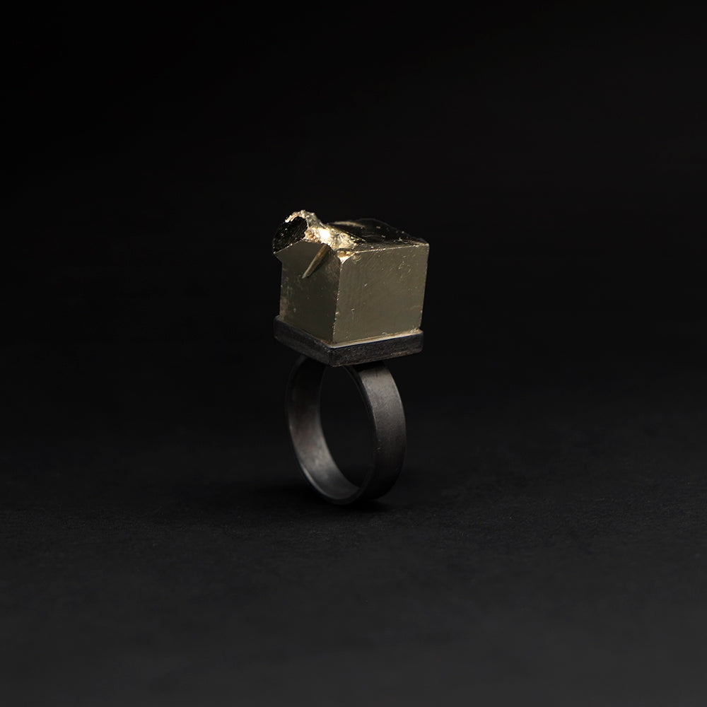 Anillo cubo de pirita