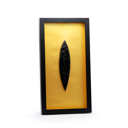 Cuadro grande dorado con daga de obsidiana negra