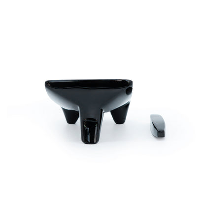 Metate de obsidiana negra
